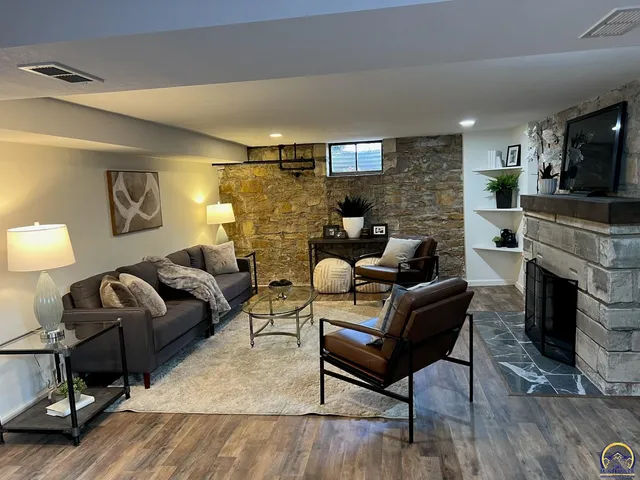 $359,777 | 507 Southwest Gage Court Circle, Topeka, KS 66606