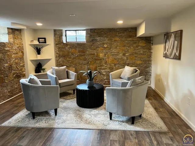 $359,777 | 507 Southwest Gage Court Circle, Topeka, KS 66606