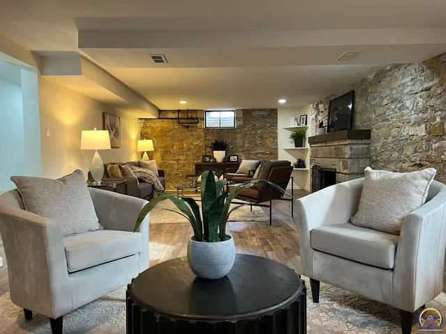 $359,777 | 507 Southwest Gage Court Circle, Topeka, KS 66606