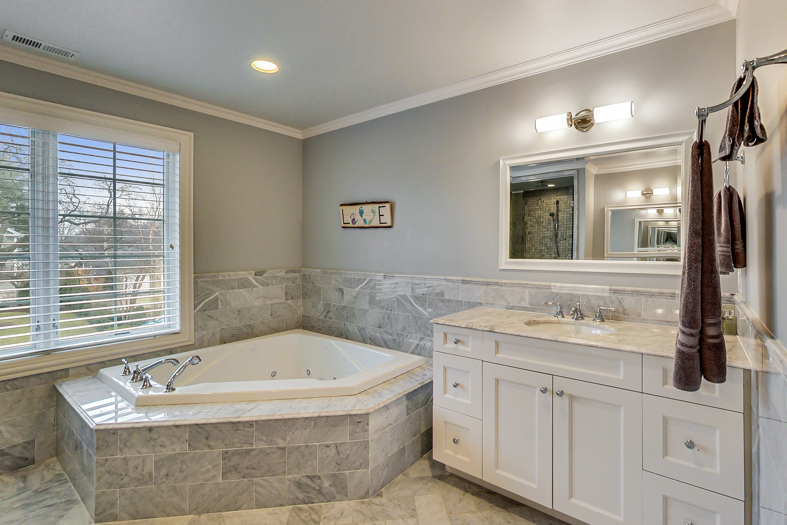 1049 Greentree Avenue Deerfield, IL 60015 - Photo 18 of 37 a bathroom with a bathtub and a sink