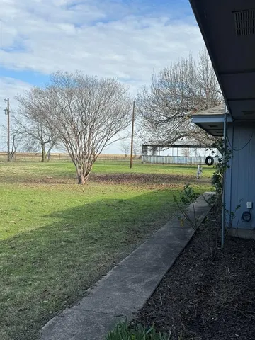 a view of yard with an trees