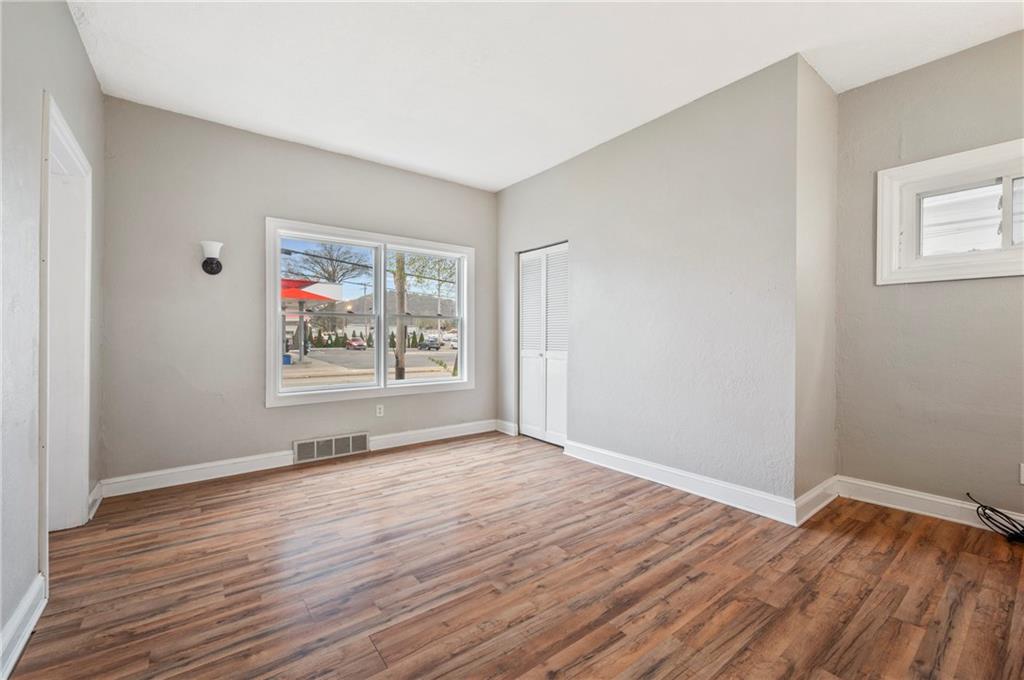 872 4th Avenue Coraopolis, PA 15108 - Photo 5 of 26