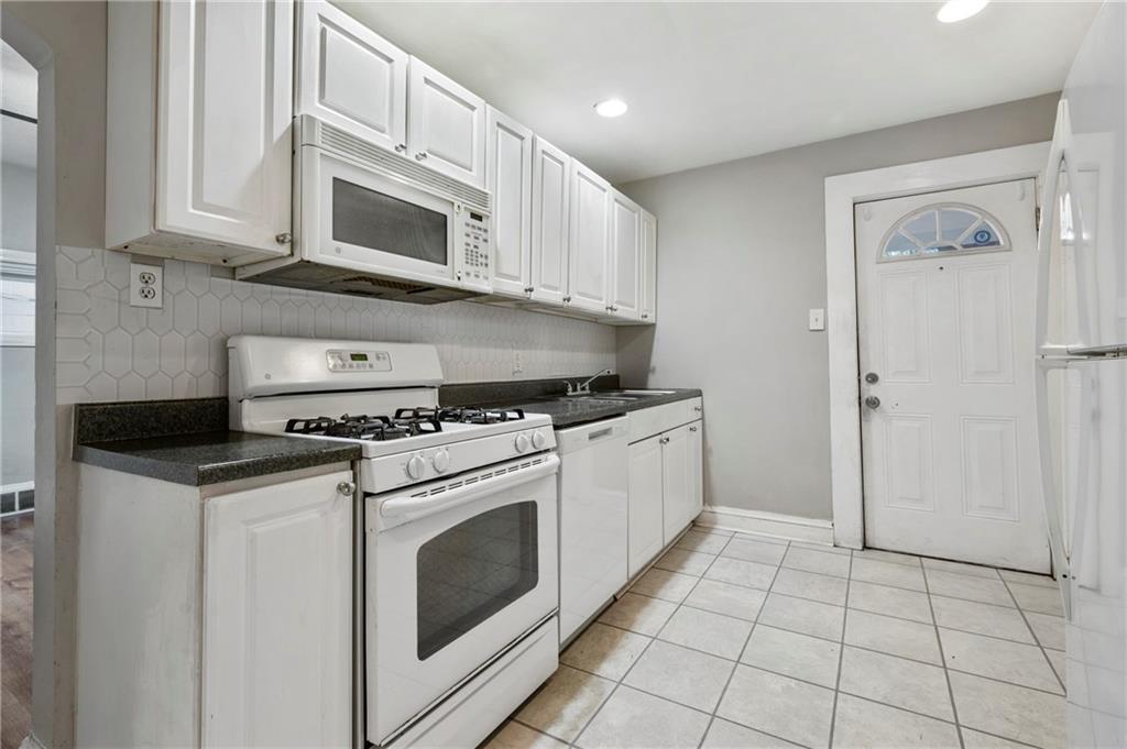 872 4th Avenue Coraopolis, PA 15108 - Photo 9 of 26