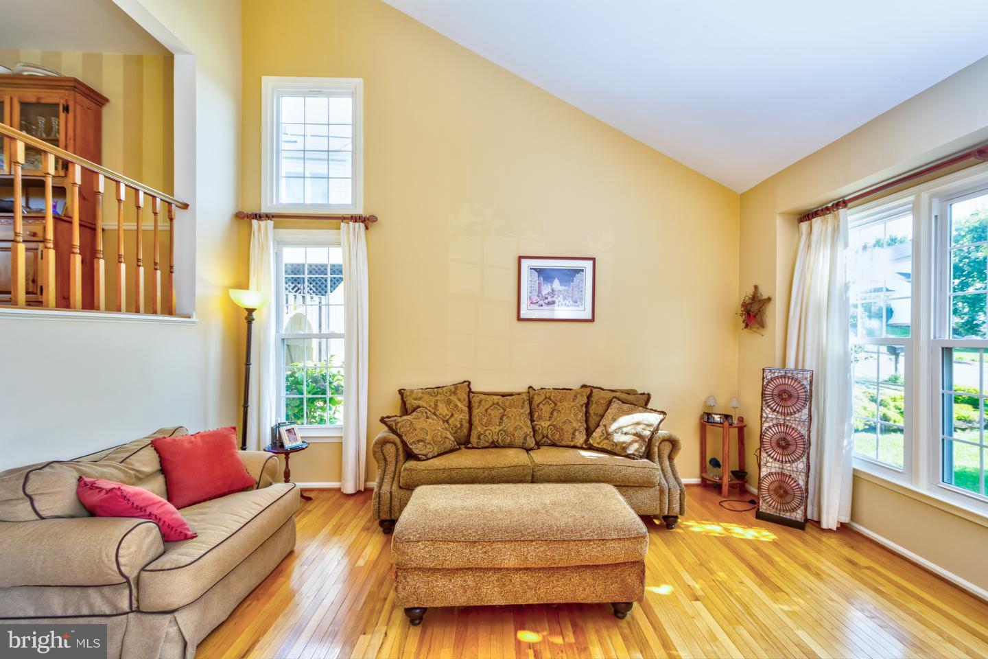 117 Country Road Sterling, VA 20165 - Photo 3 of 27 Living Room