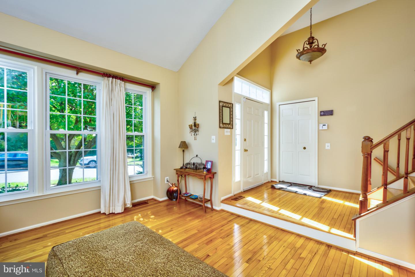 117 Country Road Sterling, VA 20165 - Photo 5 of 27 Living Room