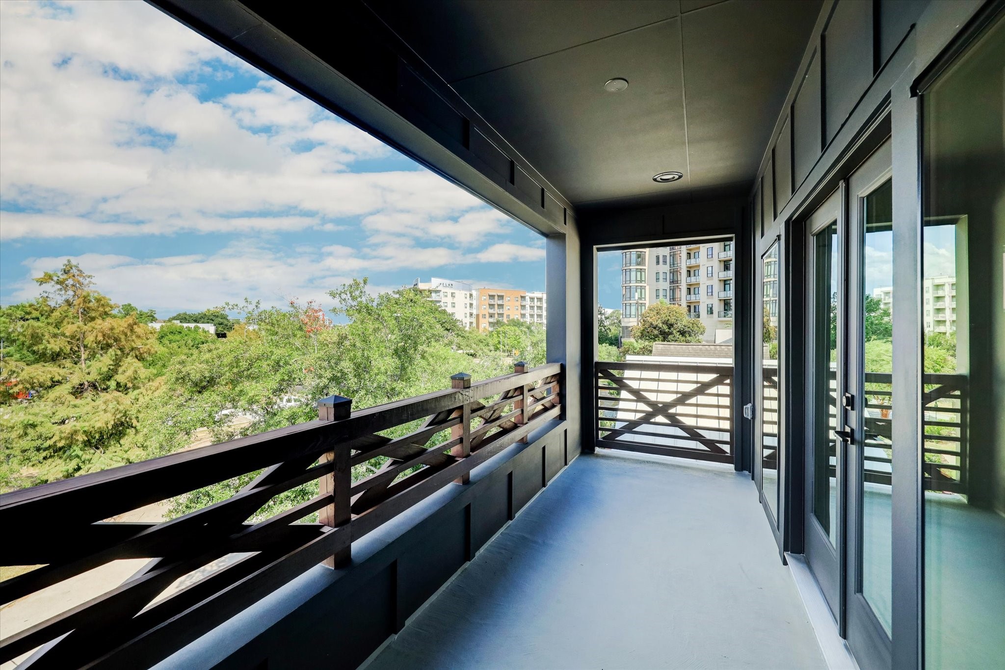 6209 Westcott Street Houston, TX 77007 - Photo 12 of 16 Covered balcony.