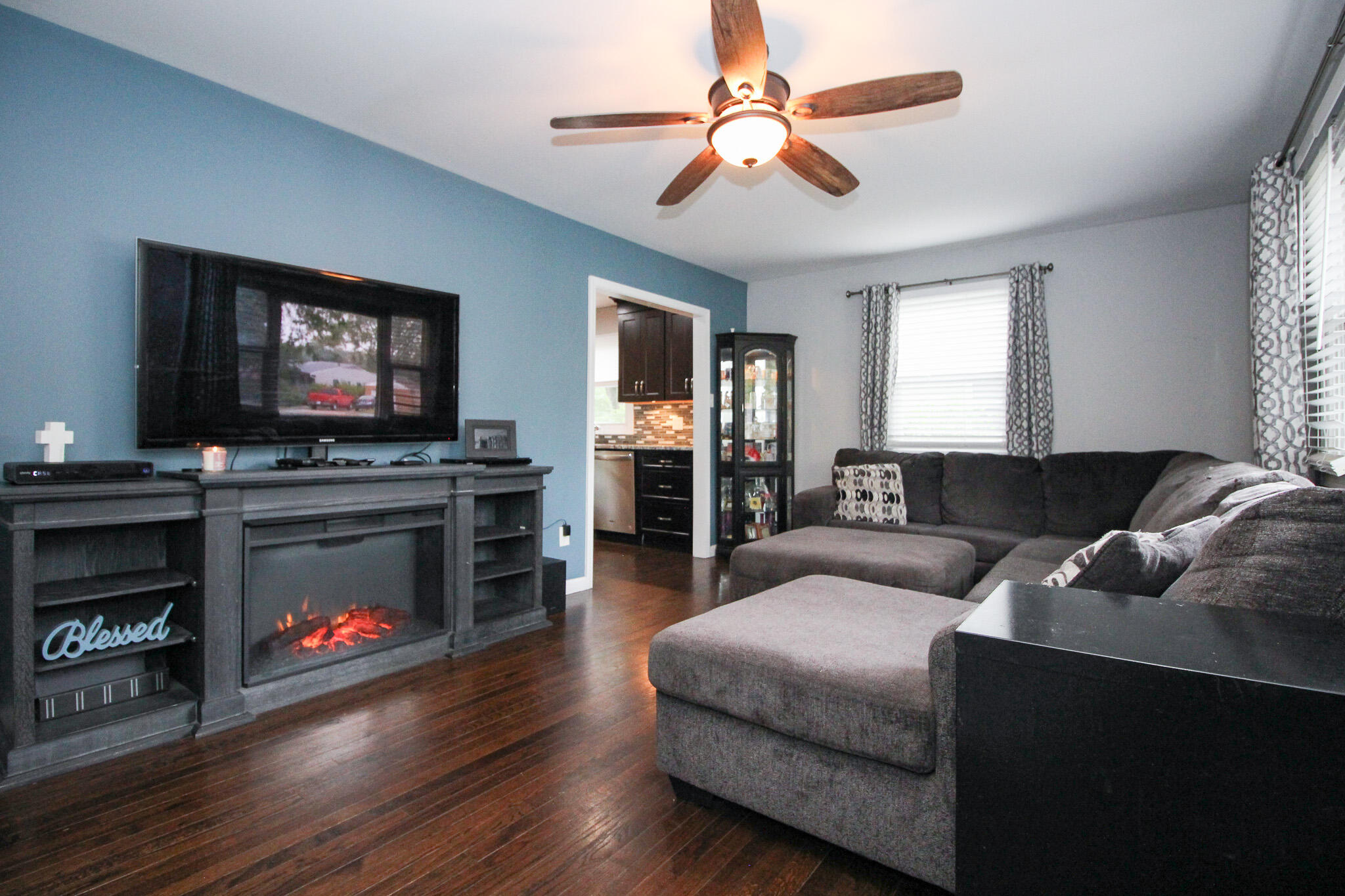 522 Dexter Drive Crown Point, IN 46307 - Photo 4 of 21 a living room with furniture and a fireplace