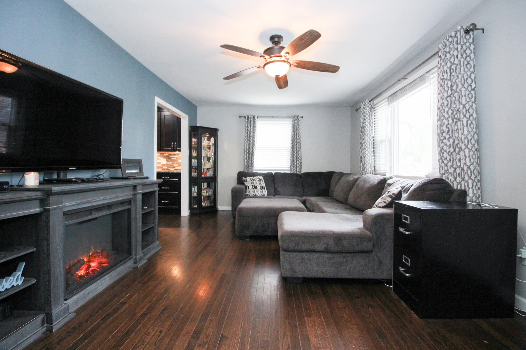 522 Dexter Drive Crown Point, IN 46307 - Photo 5 of 21 a living room with furniture and a flat screen tv