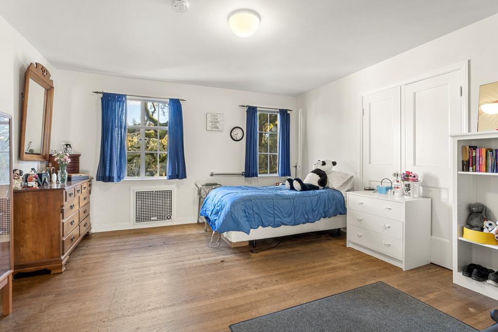 440 Gerona Road Stanford, CA 94305 - Photo 50 of 78 a spacious bedroom with a large bed and a filled window