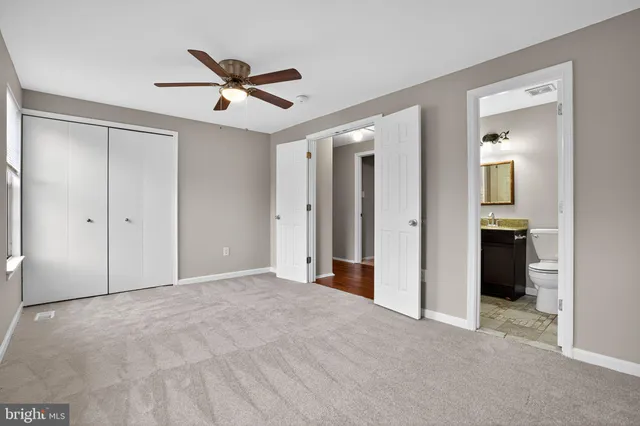 a view of empty room with a ceiling fan