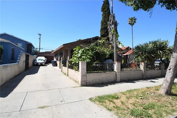 a view of a backyard of the house