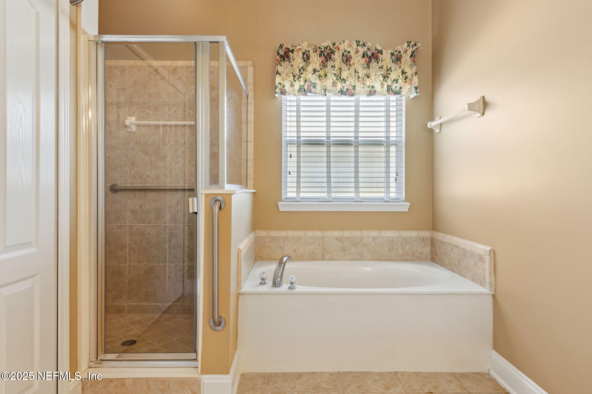 357 Edge Of Woods Road St. Augustine, FL 32092 - Photo 36 of 85 Shower & Garden Tub