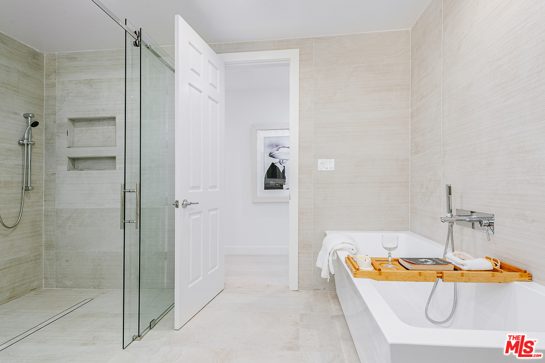 1075 Moraga Drive Los Angeles, CA 90049 - Photo 13 of 24