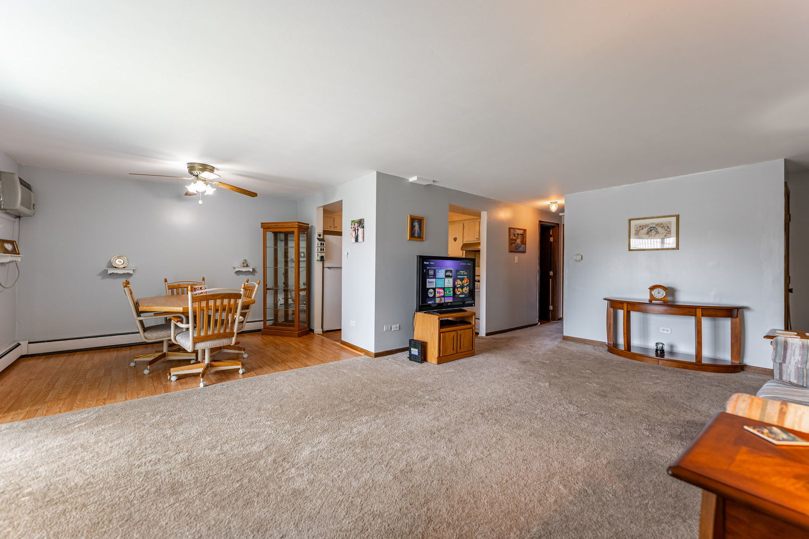 7100 99th Street, Unit 204 Chicago Ridge, IL 60415 - Photo 4 of 18 a view of a livingroom with furniture and a table