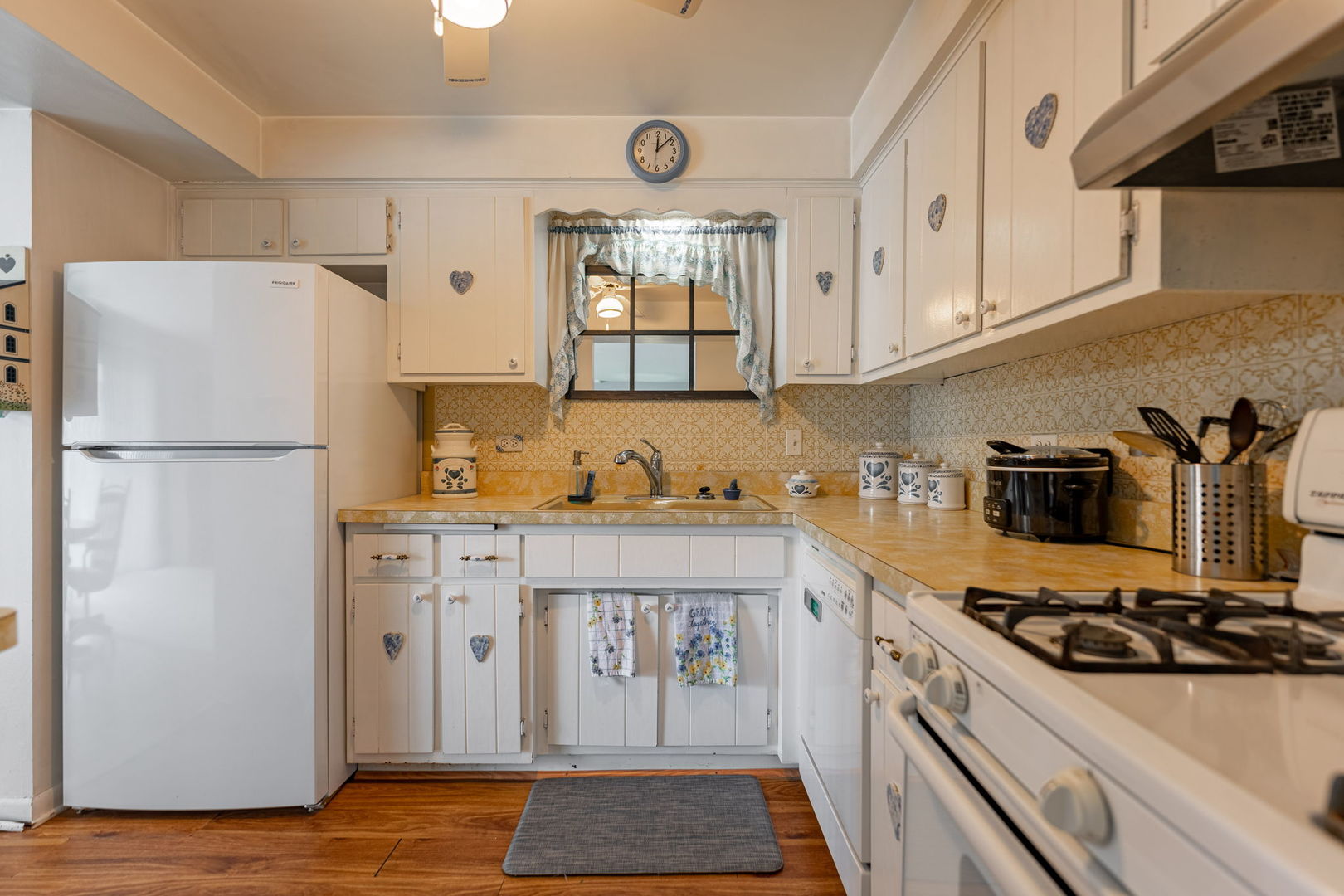 7100 99th Street, Unit 204 Chicago Ridge, IL 60415 - Photo 6 of 18 a kitchen with stainless steel appliances granite countertop a refrigerator and a stove