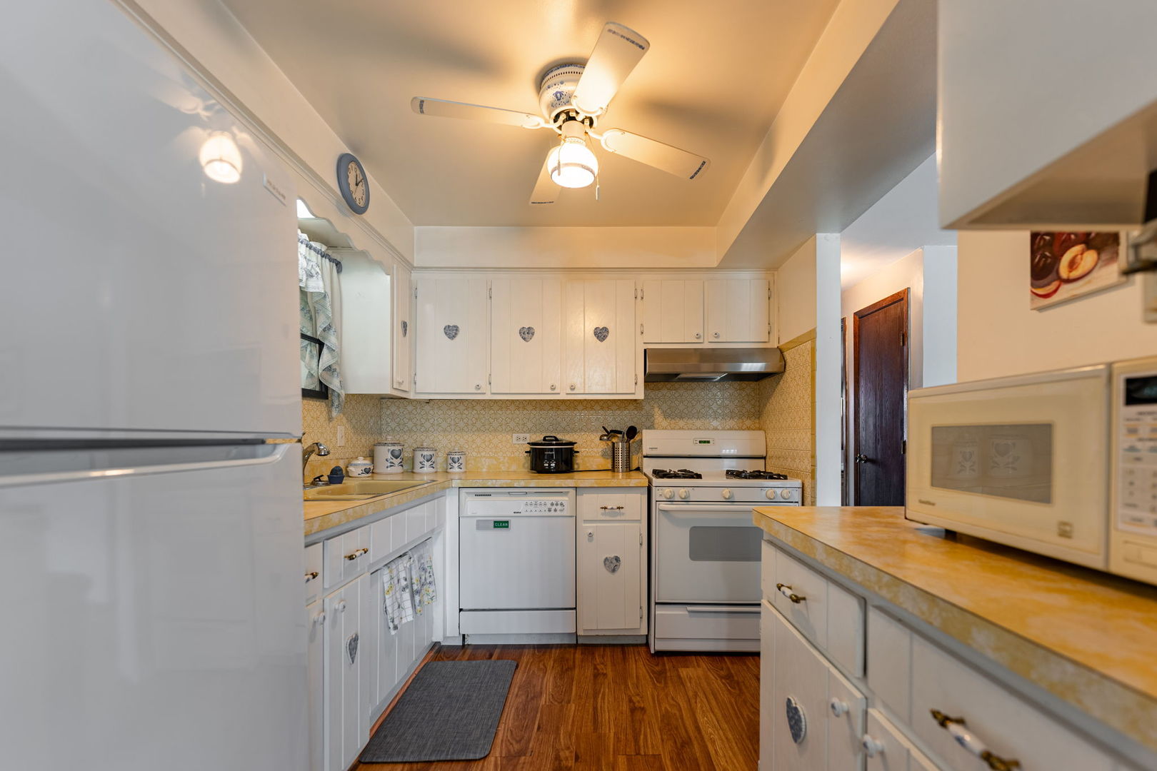 7100 99th Street, Unit 204 Chicago Ridge, IL 60415 - Photo 7 of 18 a kitchen with stainless steel appliances a sink cabinets and wooden floor