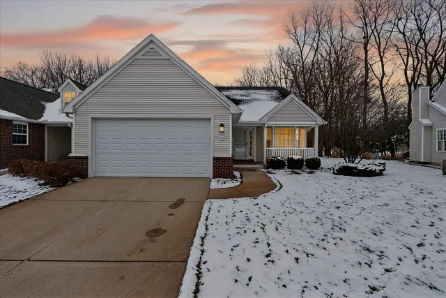 $264,900 | 913 Oakbrook Drive, Jackson, MI 49203