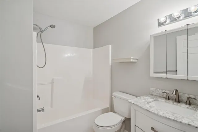 $264,900 | 913 Oakbrook Drive, Jackson, MI 49203