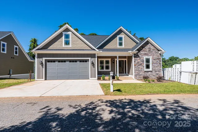 $619,900 | 2115 6th Street Northwest, Hickory, NC 28601