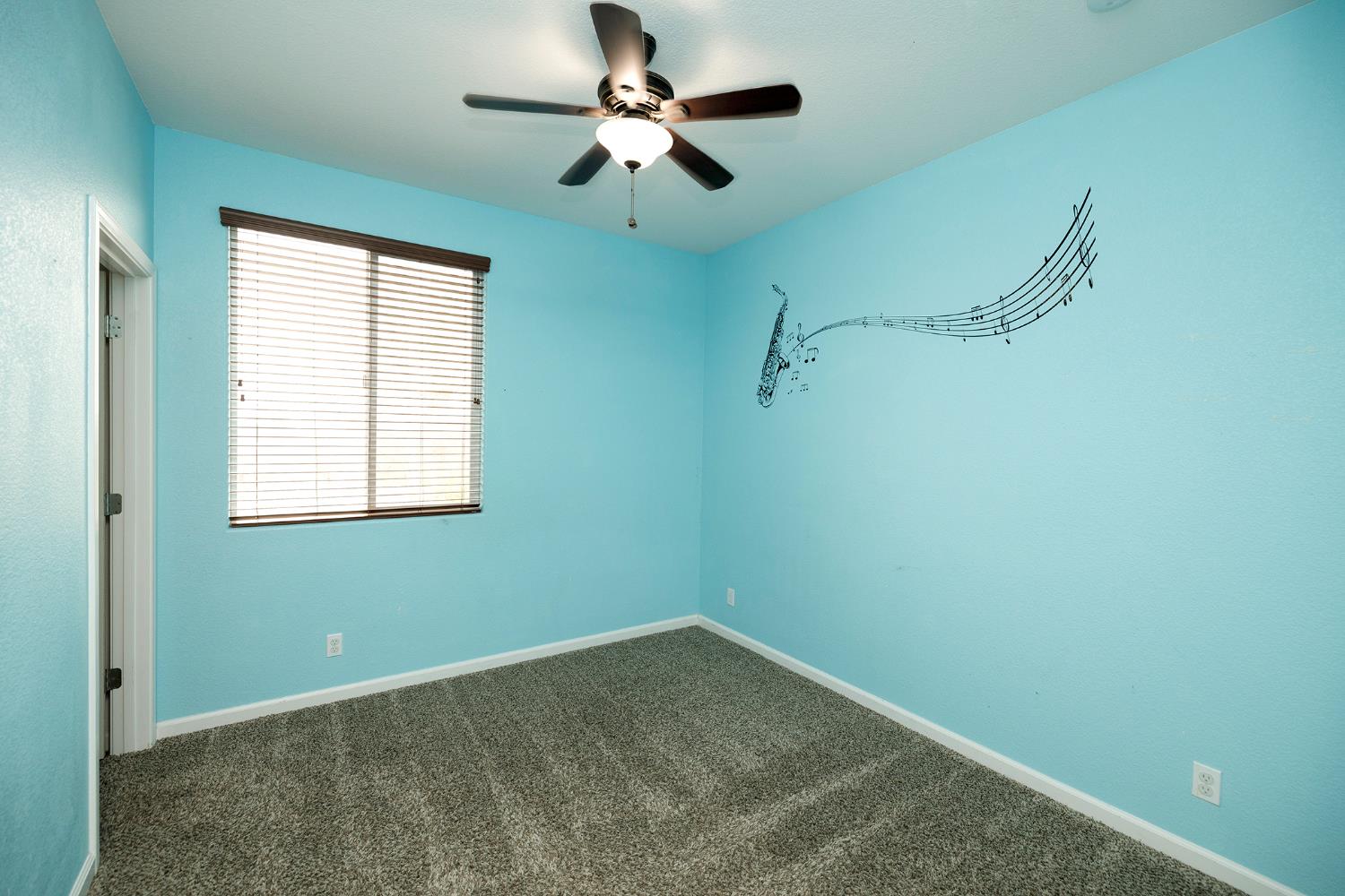 407 Northampton Way Newman, CA 95360 - Photo 31 of 65 upstairs bedroom with walk in closet