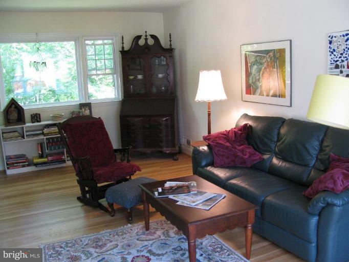 425 Range Road Towson, MD 21204 - Photo 2 of 8 Living Room