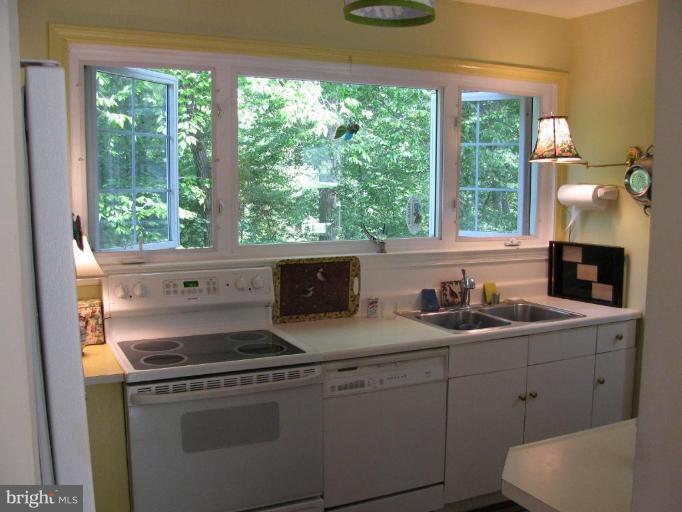 425 Range Road Towson, MD 21204 - Photo 4 of 8 Kitchen