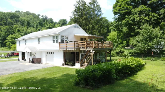 a view of a house with backyard and garden