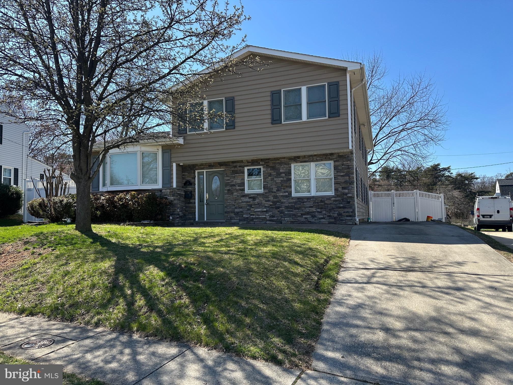 4 Level Split w/parking for 3 car in Driveway