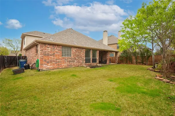 a view of a house with a backyard
