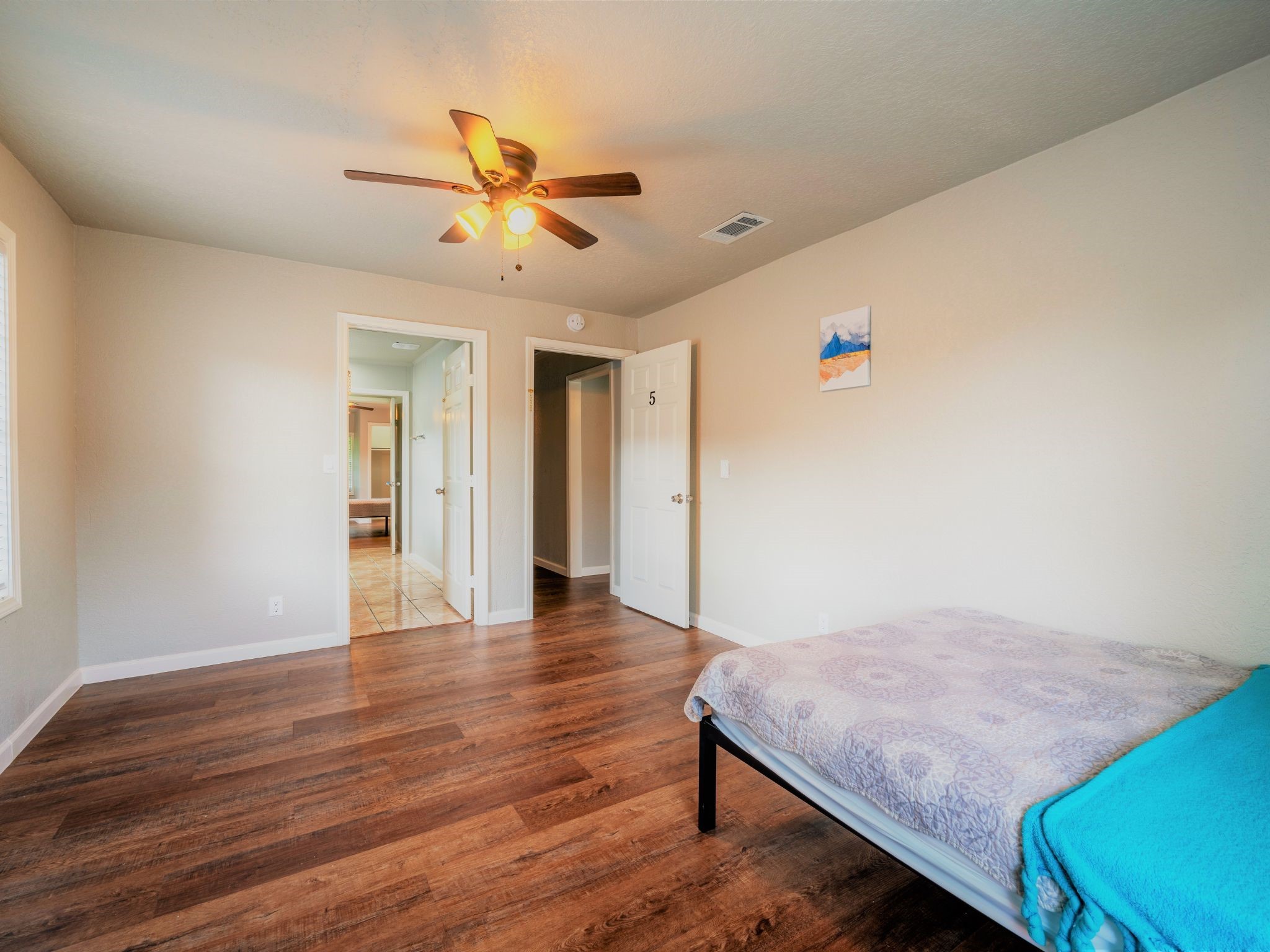 428 Gans Street Houston, TX 77029 - Photo 19 of 23 A flexible room with modern finishes, ceiling fan, and cozy layout—perfect for relaxation or productivity.