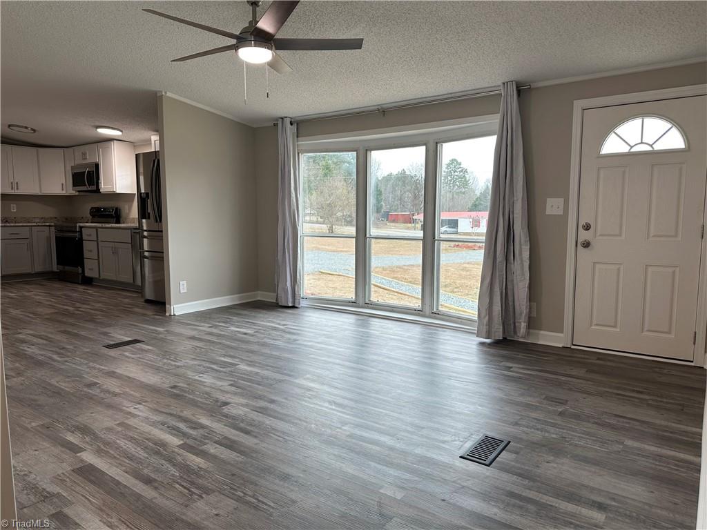 426 Frank Hulin Road Lexington, NC 27295 - Photo 9 of 24 Living Room