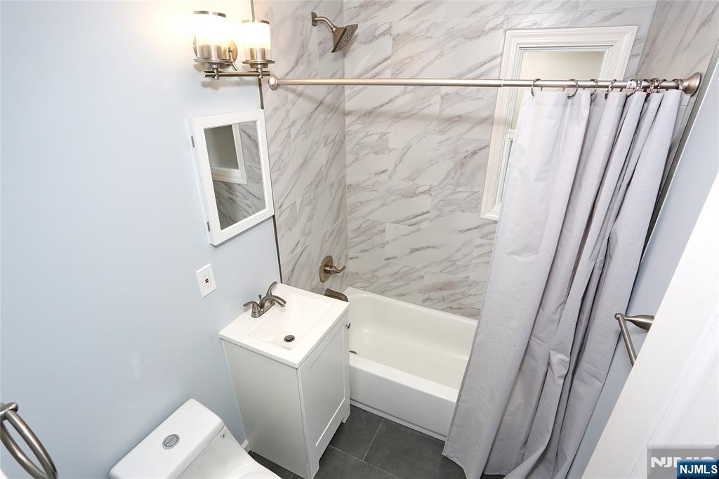 324 Edstan Way Paramus, NJ 07652 - Photo 14 of 35