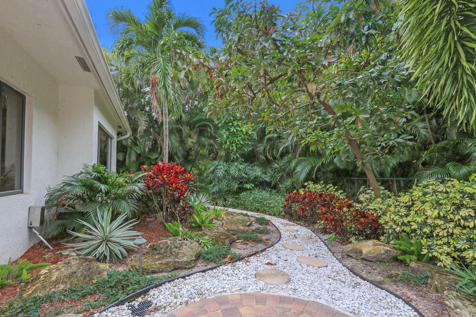 3765 Kings Way Boca Raton, FL 33434 - Photo 29 of 37 side yard