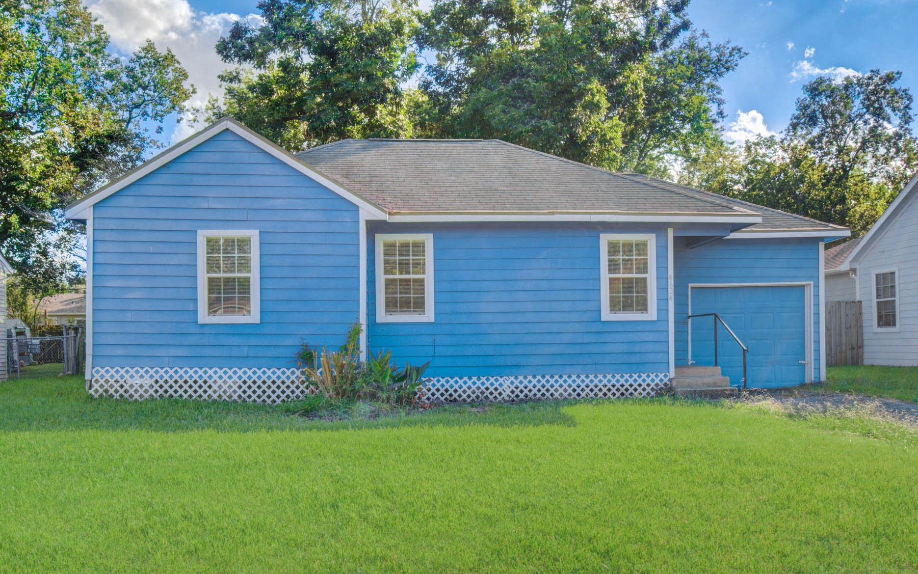 4624 Kingsbury Street Houston, TX 77021 - Photo 4 of 31 a view of front of a house with a yard