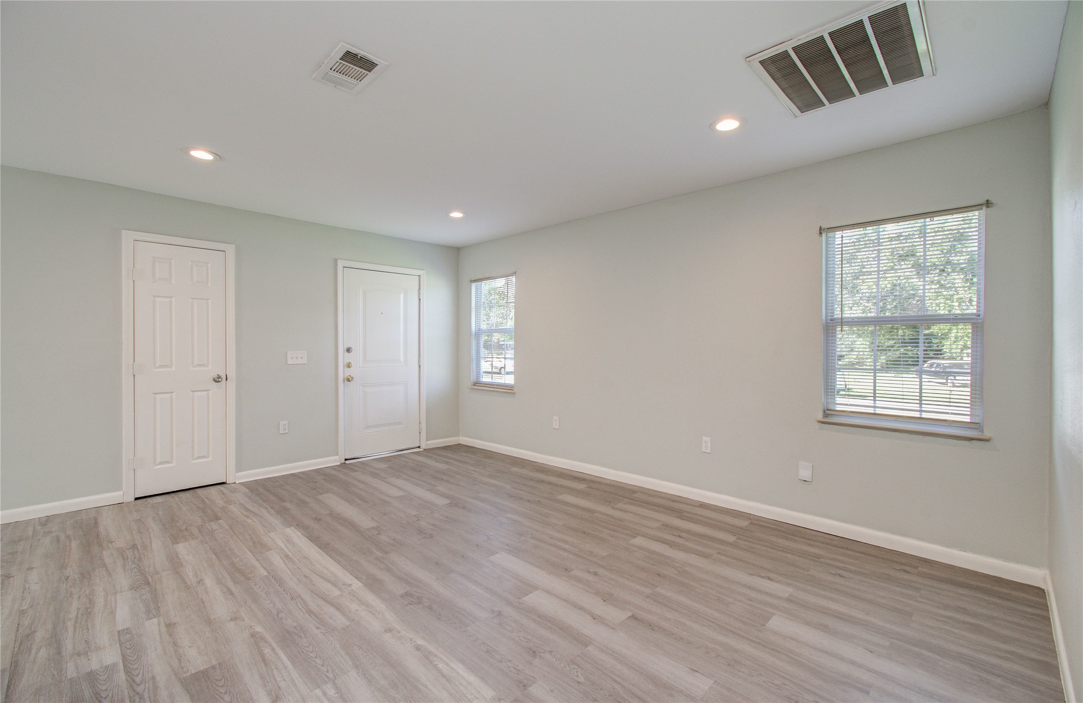4624 Kingsbury Street Houston, TX 77021 - Photo 6 of 31 an empty room with wooden floor and windows