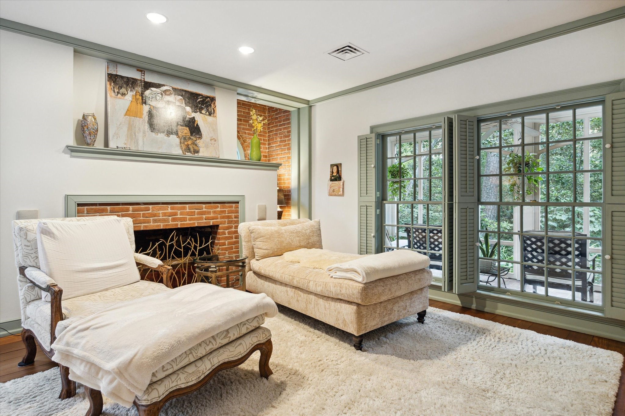 3971 Inverness Drive Houston, TX 77019 - Photo 25 of 50 a spacious bedroom with two beds and large window