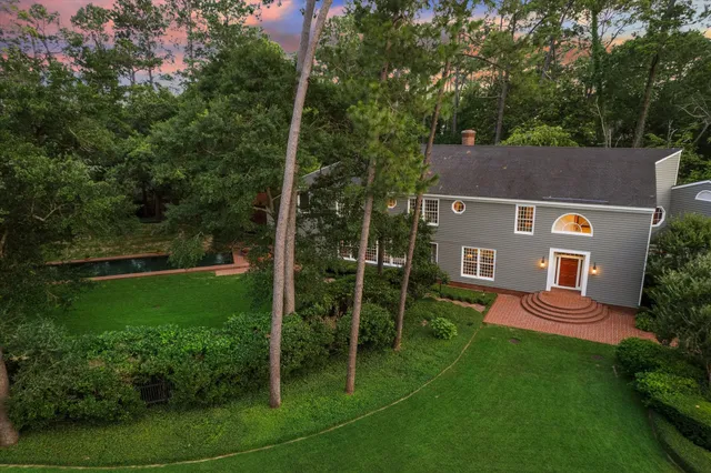 a view of a house with a backyard