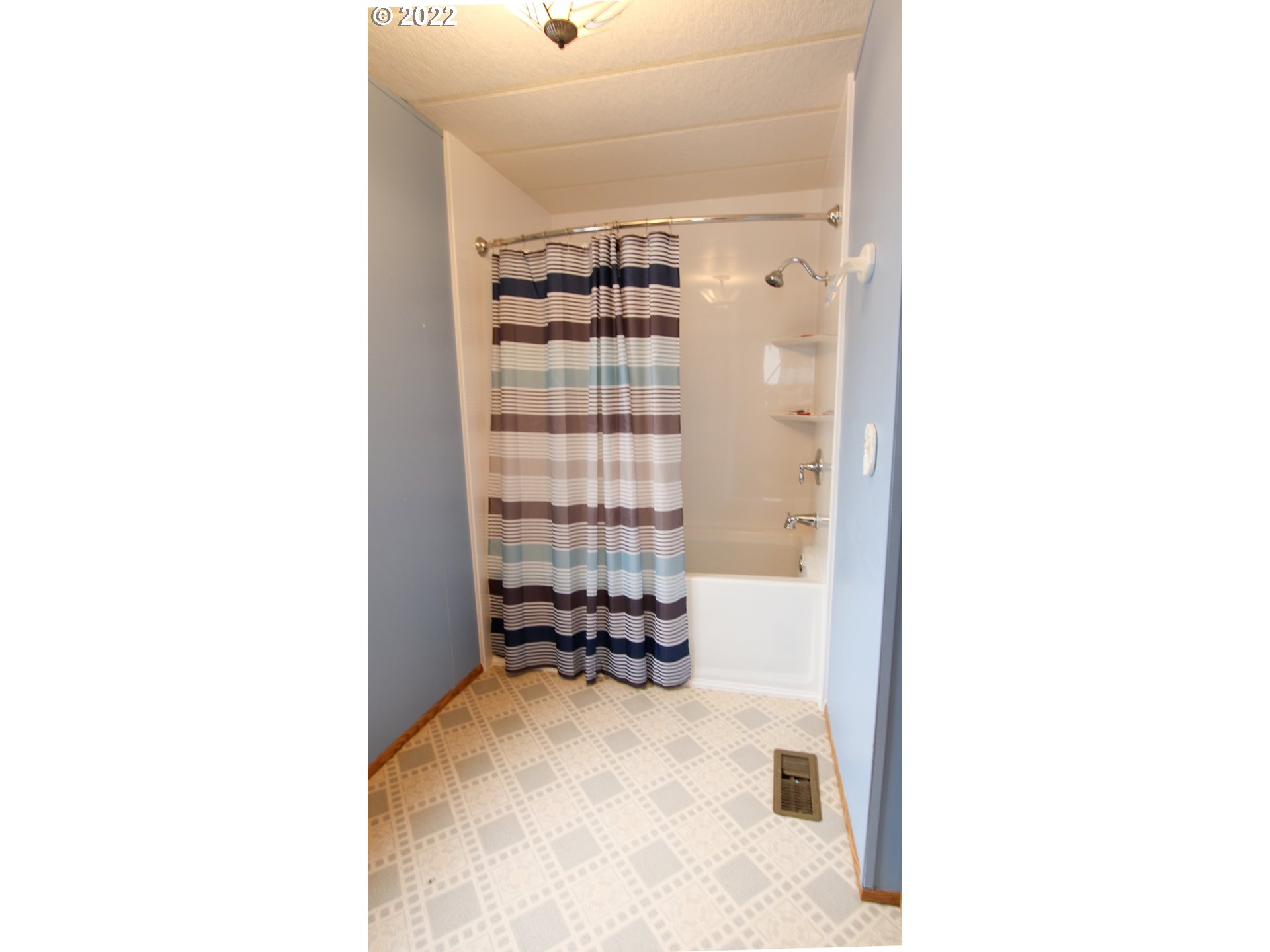 1601 Rhododendron Drive, Unit 653 Florence, OR 97439 - Photo 17 of 26 Attached Bathroom