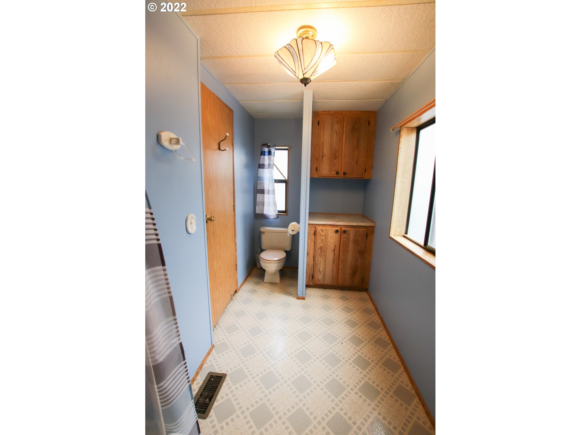 1601 Rhododendron Drive, Unit 653 Florence, OR 97439 - Photo 18 of 26 Attached Bathroom
