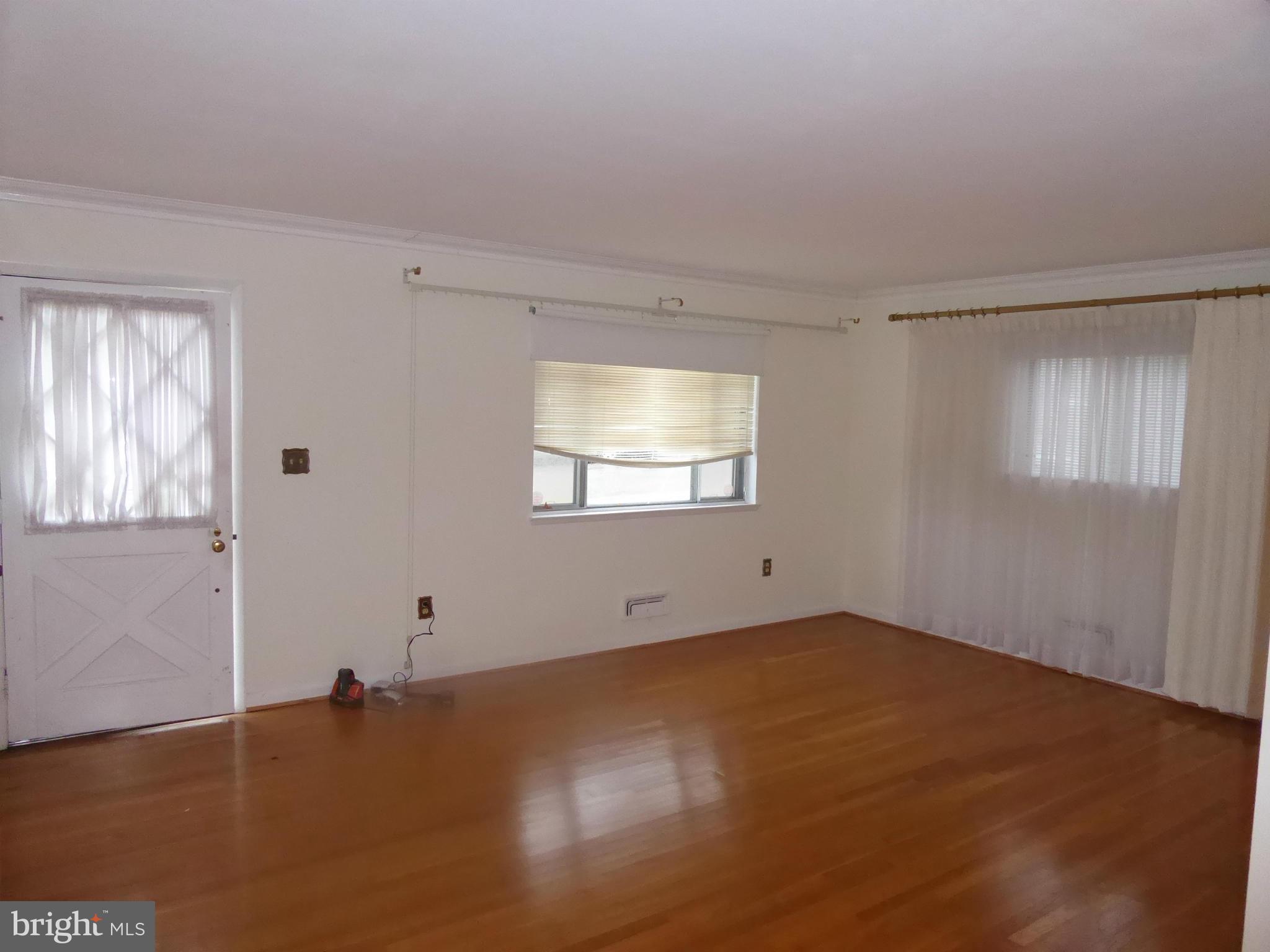 1218 Redcliffe Road Catonsville, MD 21228 - Photo 2 of 18 Main Level-Entry/Living Room-View 1