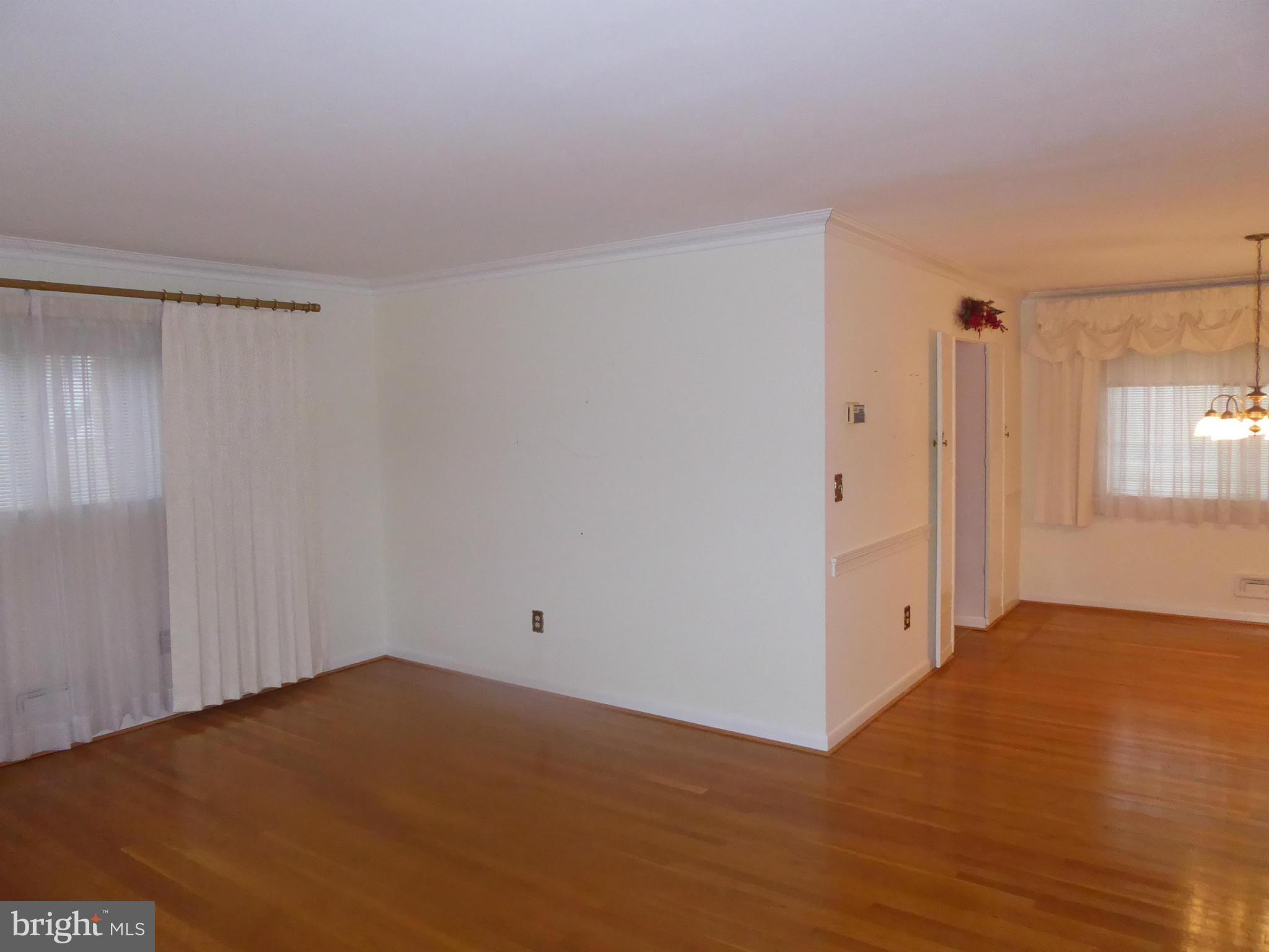 1218 Redcliffe Road Catonsville, MD 21228 - Photo 3 of 18 Main Level-Living Room-View 2