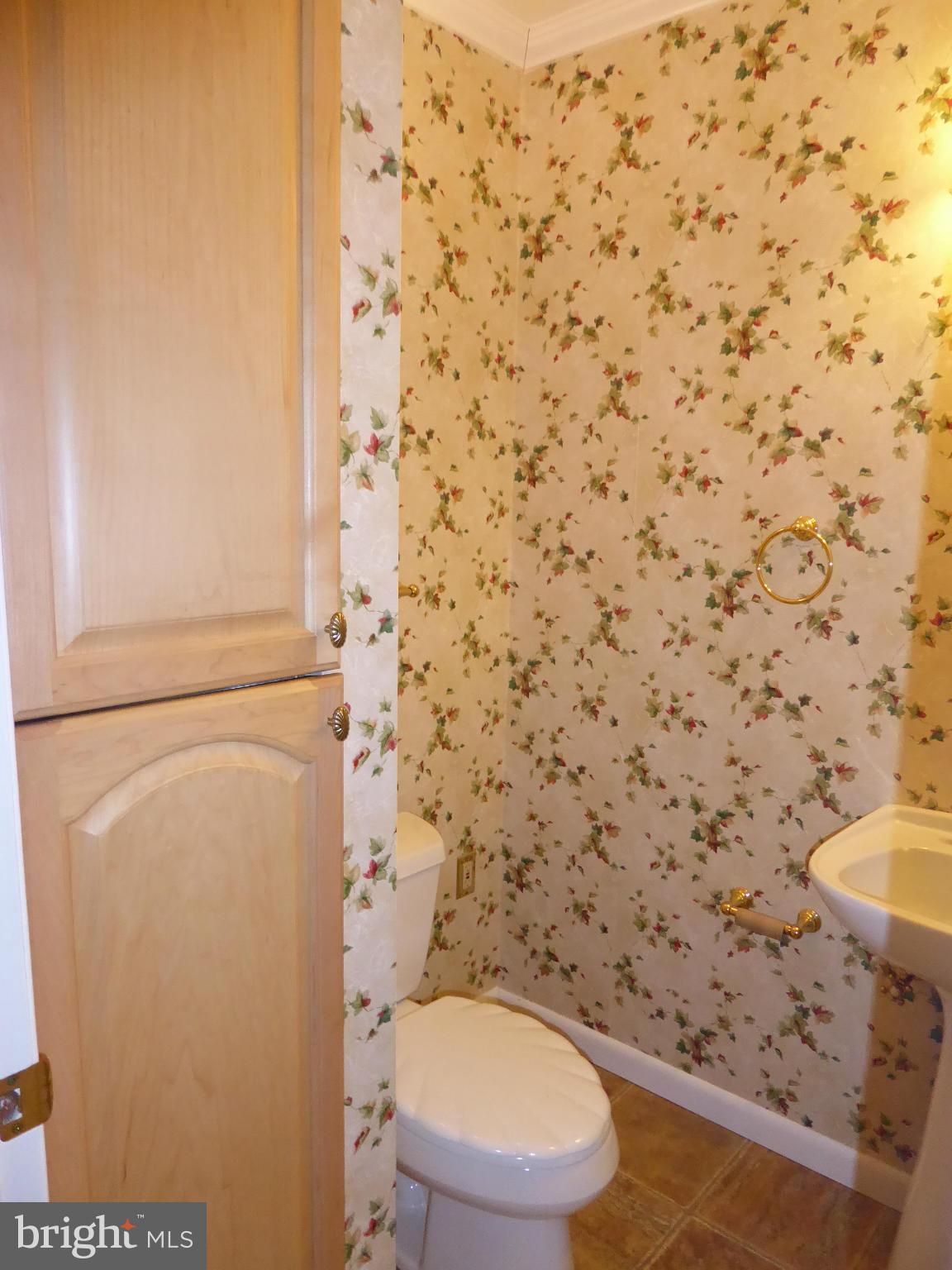 1218 Redcliffe Road Catonsville, MD 21228 - Photo 7 of 18 Main Level-Half Bath-View