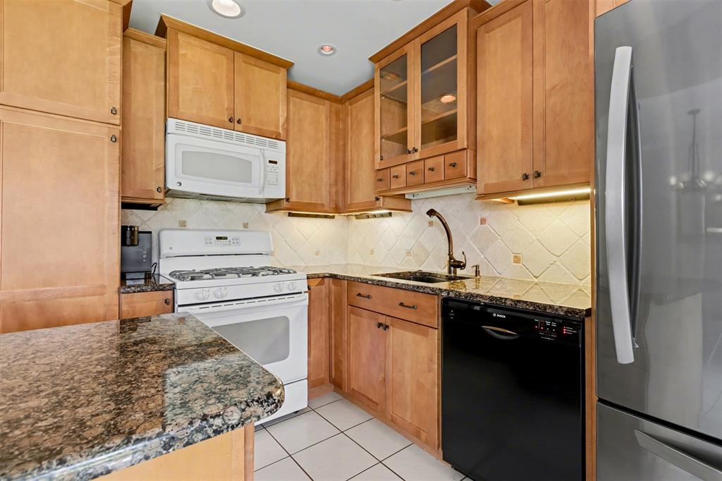 6430 Harding Street Hollywood, FL 33024 - Photo 7 of 24 Natural gas range. Recessed ligthing