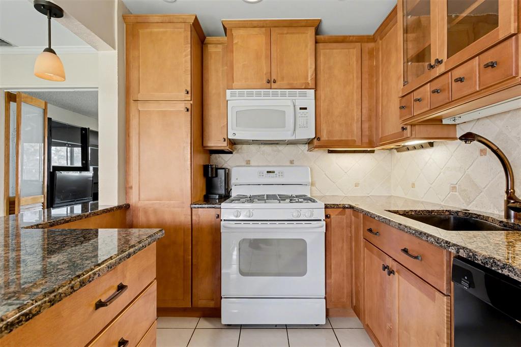 6430 Harding Street Hollywood, FL 33024 - Photo 8 of 24 Undercabinet lighting