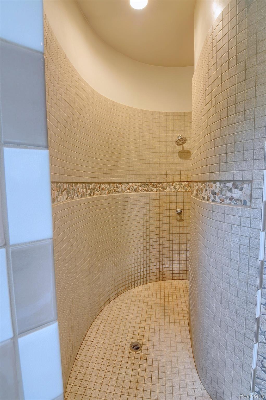8311 Waumegah Road Clarkston, MI 48348 - Photo 23 of 61 25-Master-Bathroom-3rd-View.jpg