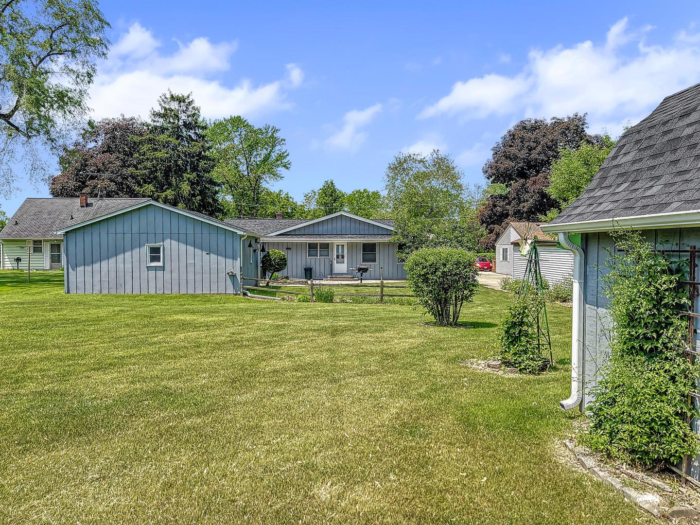 841 Rinear Road Antioch, IL 60002 - Photo 3 of 20 a front view of a house with garden