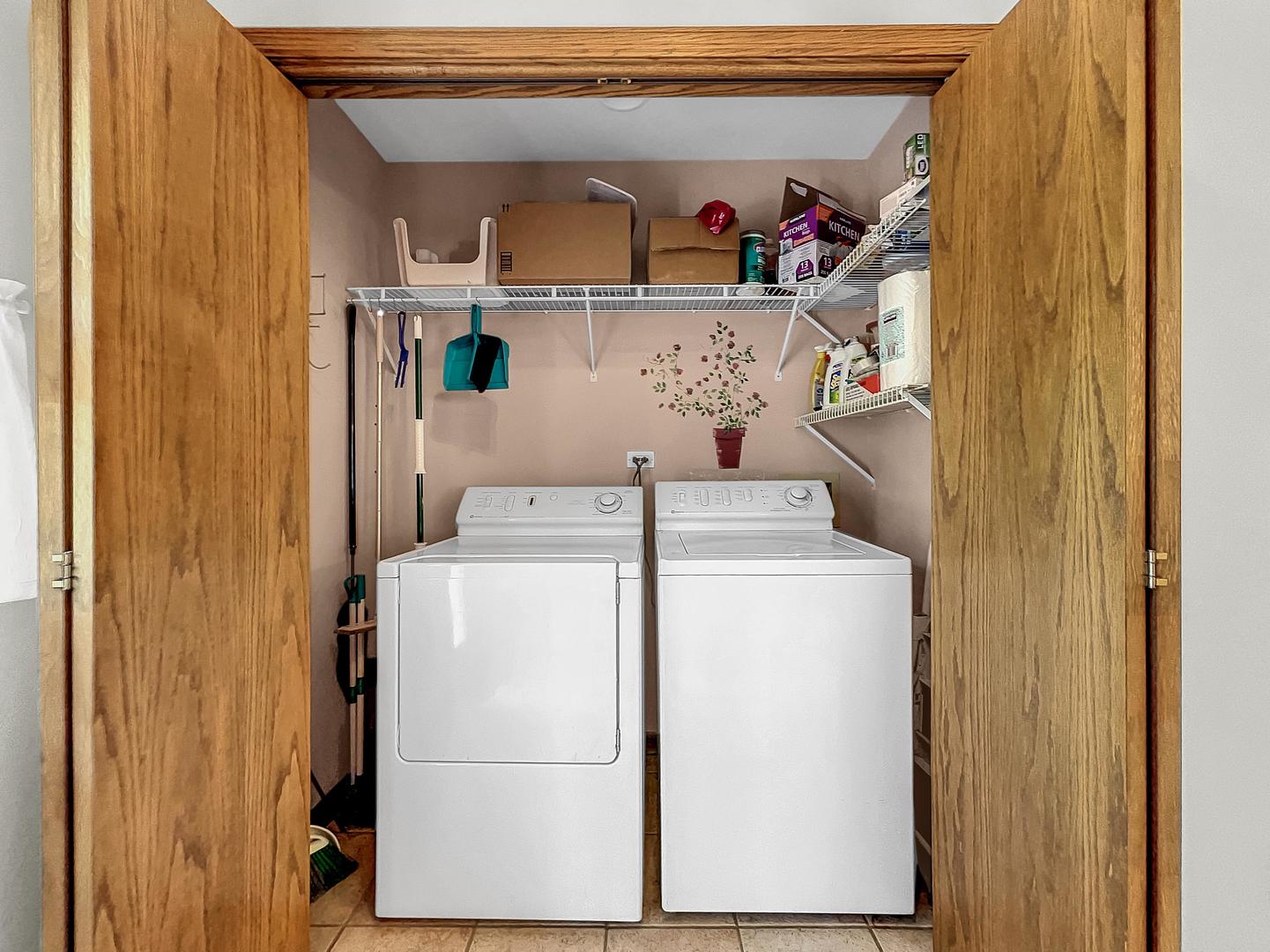 841 Rinear Road Antioch, IL 60002 - Photo 10 of 20 a utility room with dryer and washer