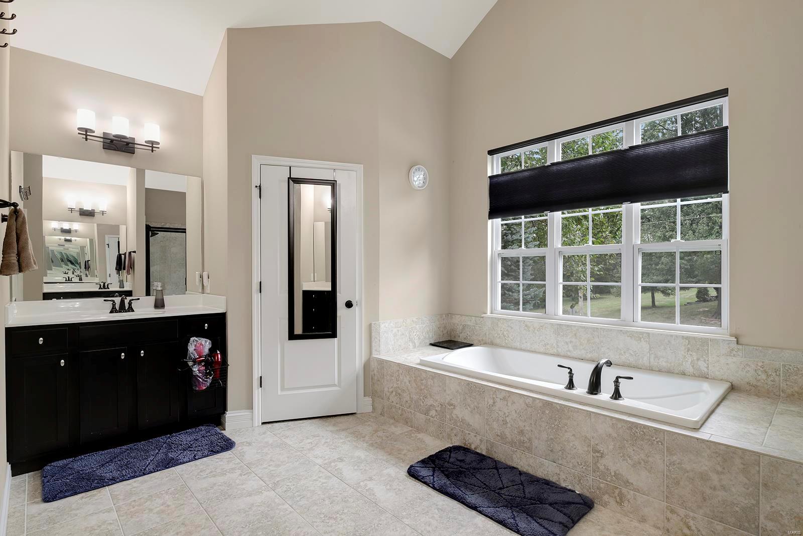 220 Barker Lane Ballwin, MO 63021 - Photo 18 of 37