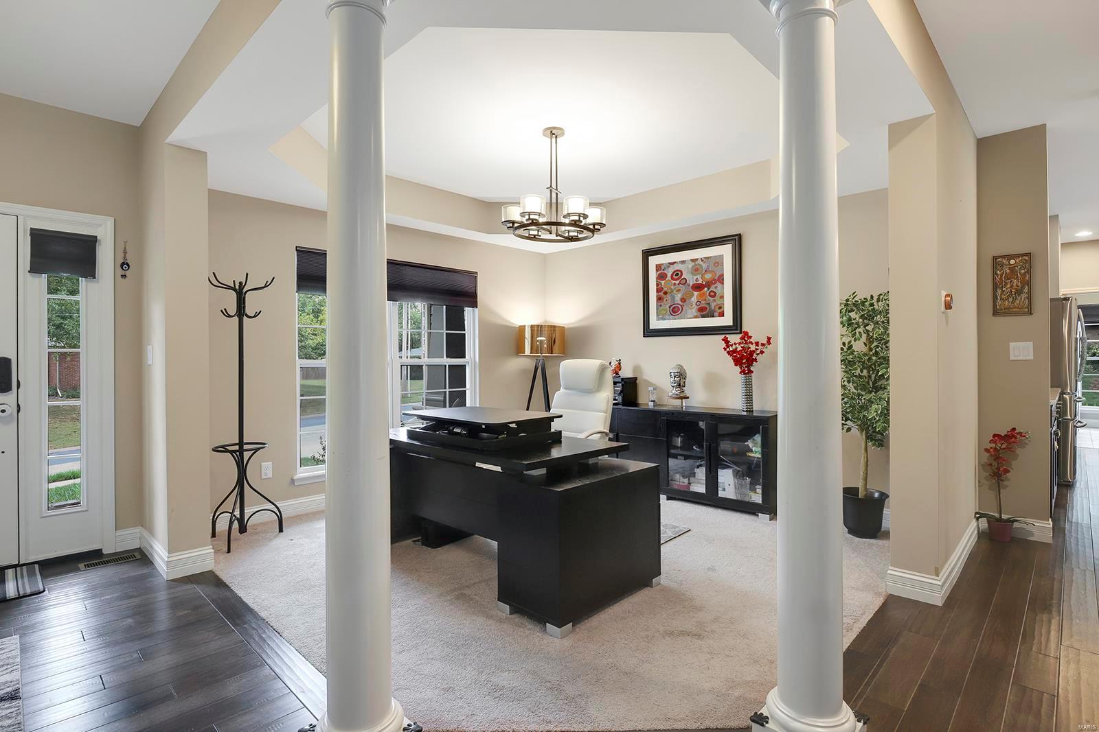 220 Barker Lane Ballwin, MO 63021 - Photo 4 of 37