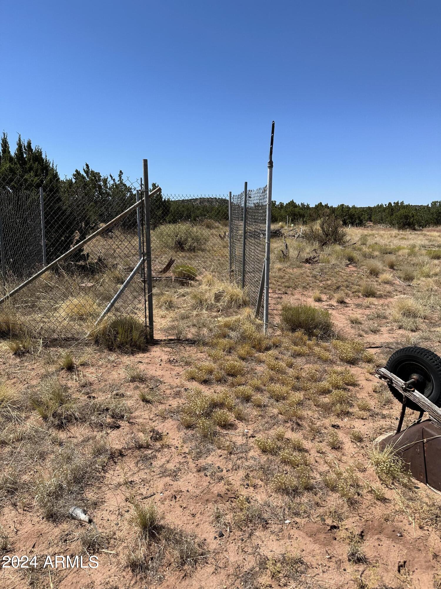 2991 Retirement Road Show Low, AZ 85901 - Photo 5 of 6 Small Fenced area